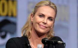 Charlize Theron na tiskové konferenci