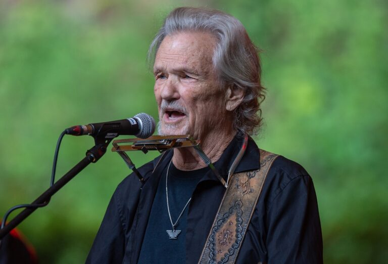 Kris Kristofferson zpívá během koncertu