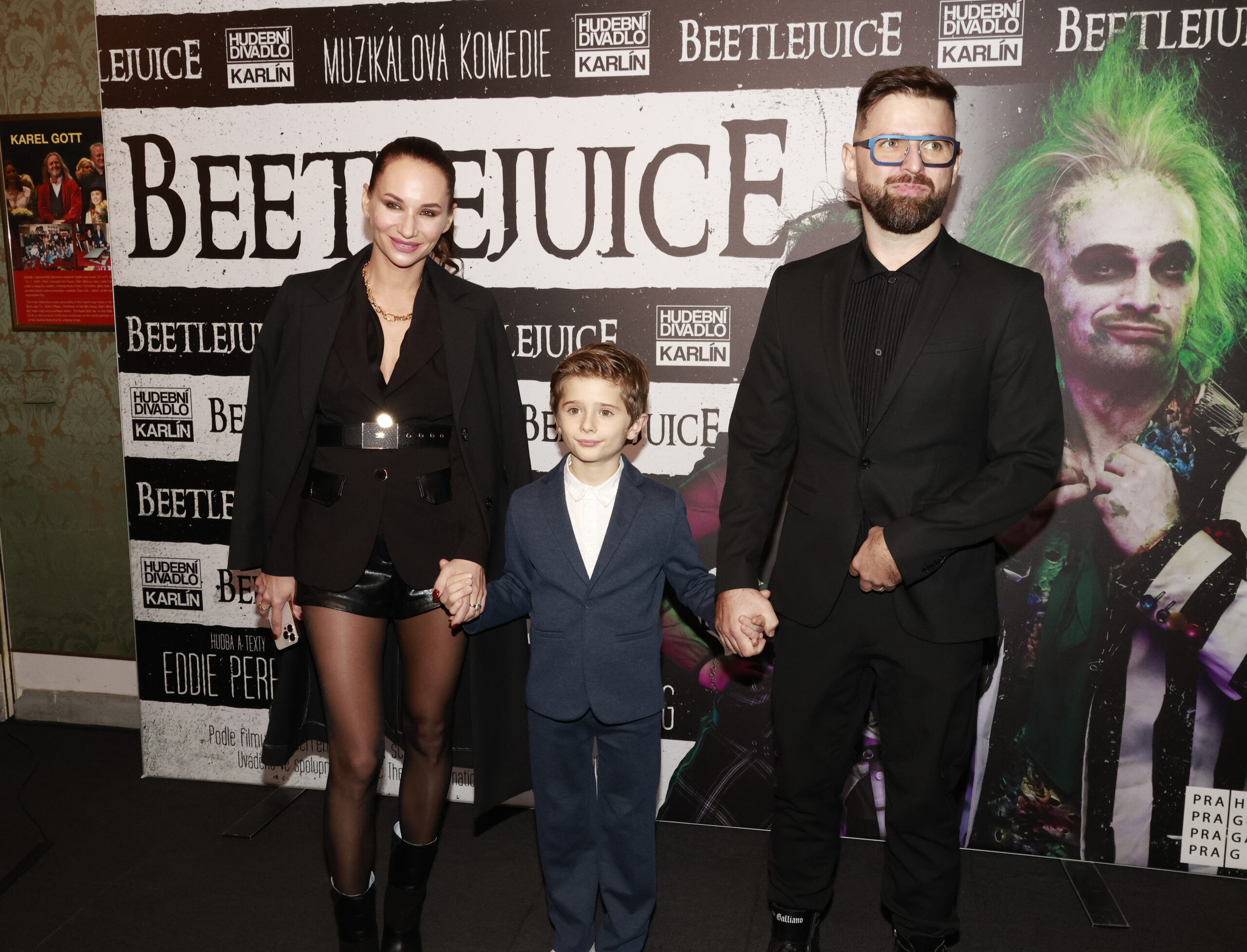 Sandra Nováková, Vojtěch Moravec a Mikuláš Moravec na premiéře muzikálu Beetlejuice