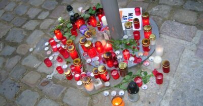 Fotografie svíček na ulici