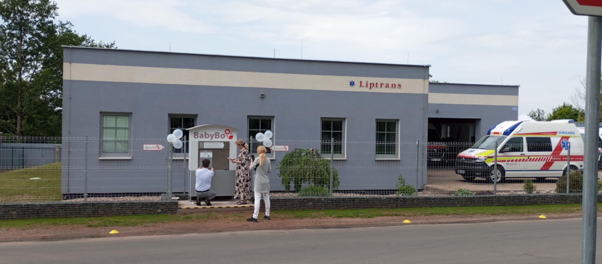 Fotografie posledních úprav před uvedením babyboxu v Trutnově do provozu