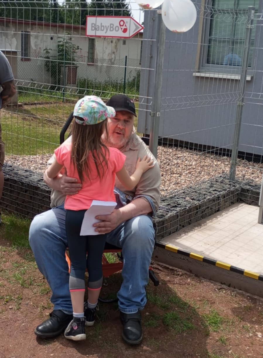 Fotografie Ludvíka Hesse s holčičkou zachráněnou díky babyboxu