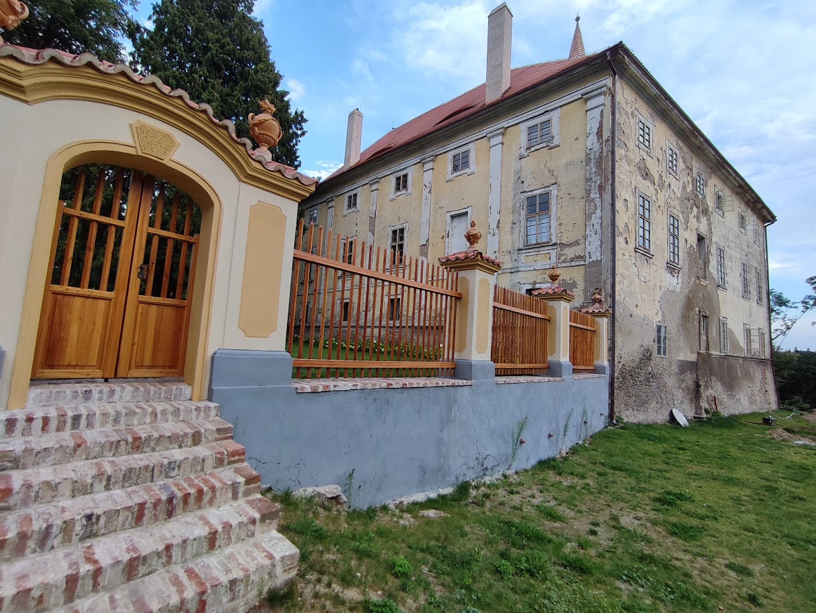 Fotografie zámku Osečany