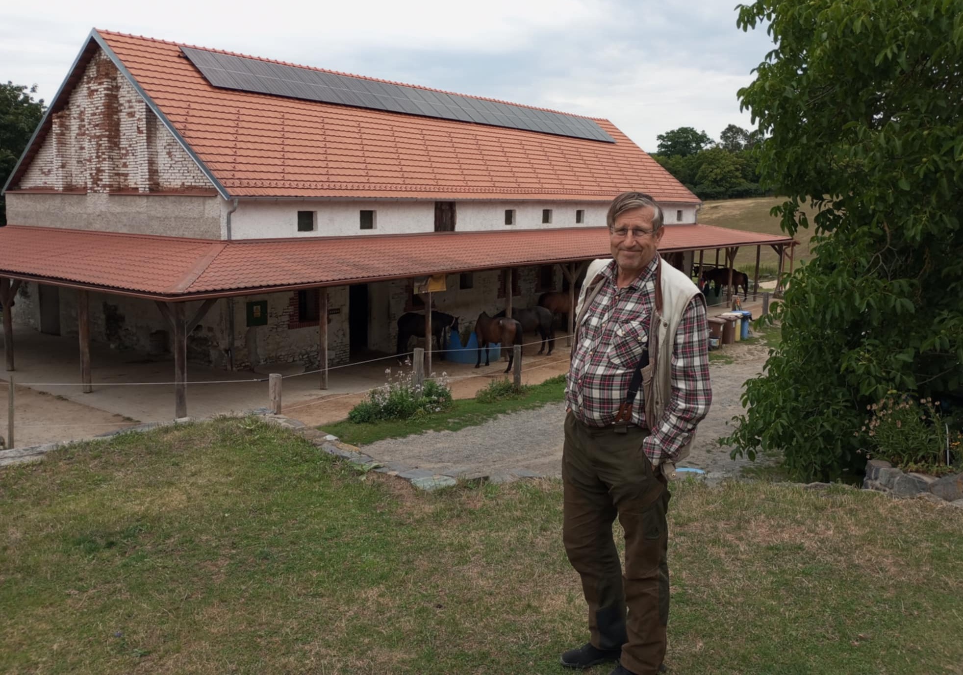 Fotografie Václava Vydry na jeho statku v Malčanech