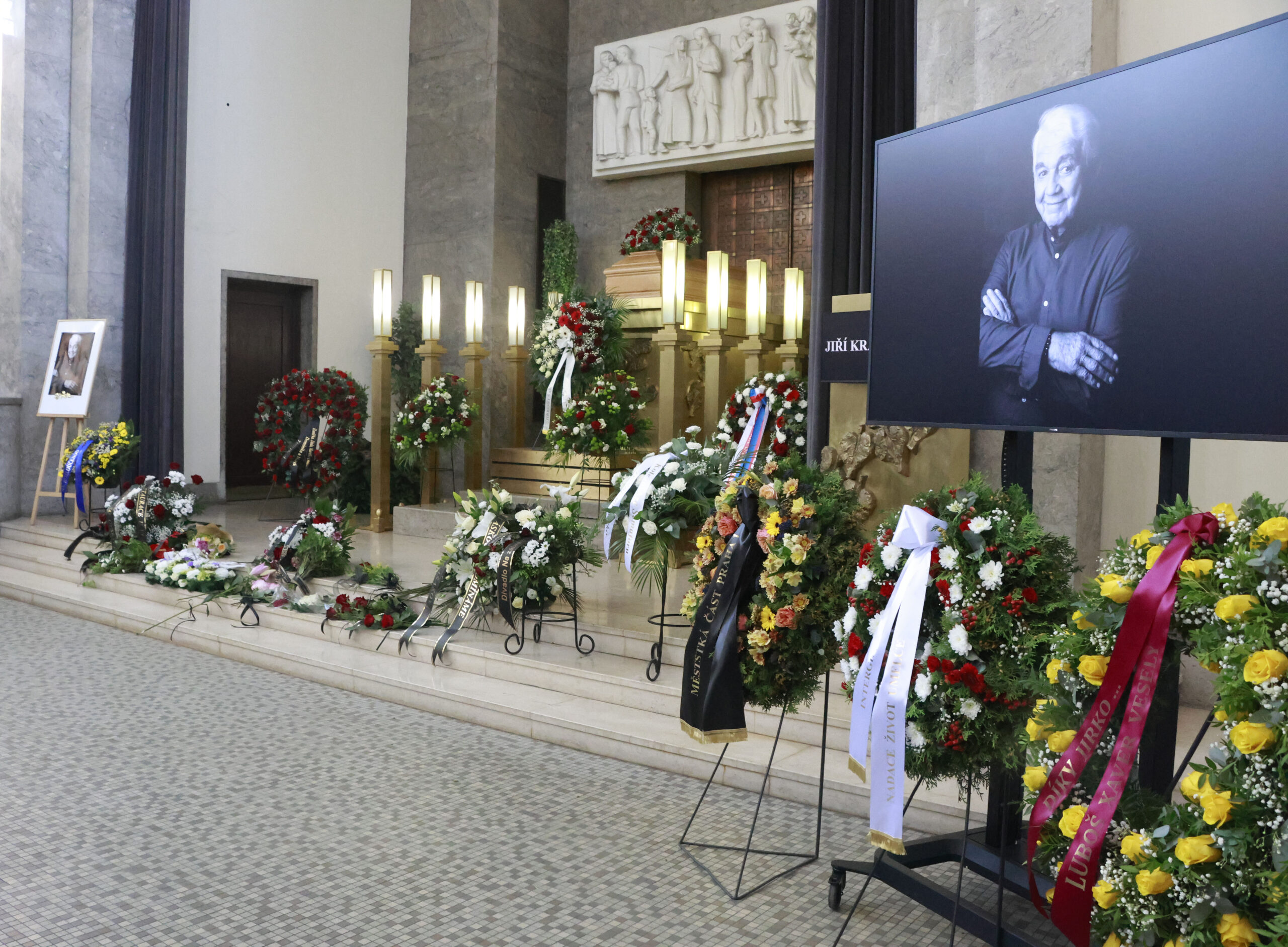 Fotografie z posledního rozloučení s Jiřím Krampolem