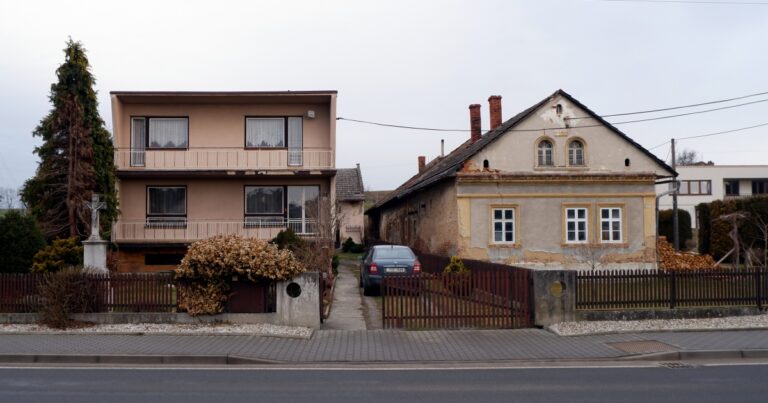 Fotografie dvou domů