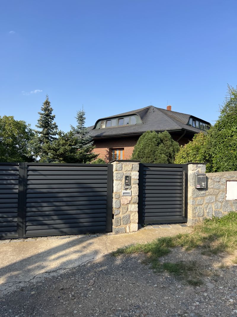 Dům Ewy Farne – pohled na branku