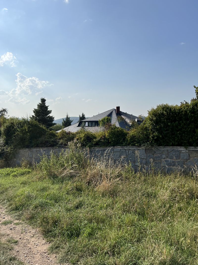 Dům Ewy Farne – oplocení