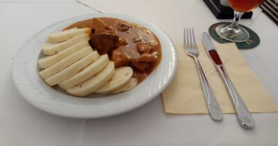 Fotografie guláše v restauraci, ilustrační foto