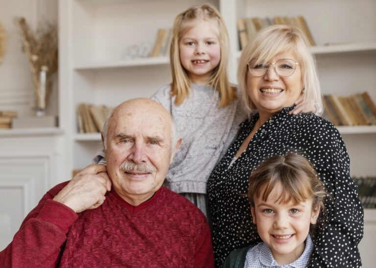 Fotografie babičky, dědečka a vnoučat