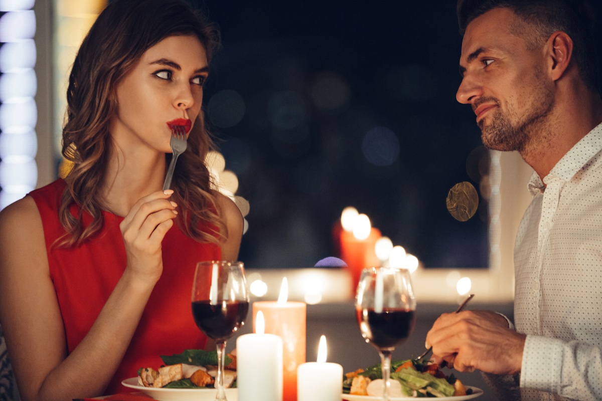 Fotografie manželů při romantické večeři