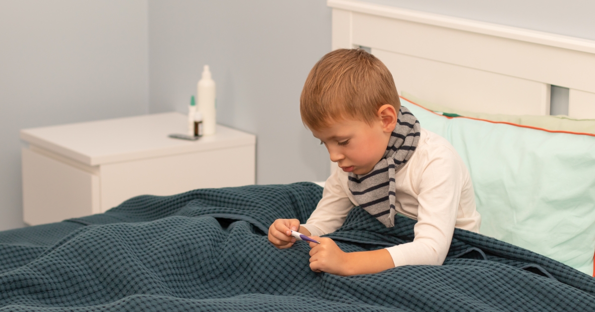 Fotografie nemocného dítěte v posteli