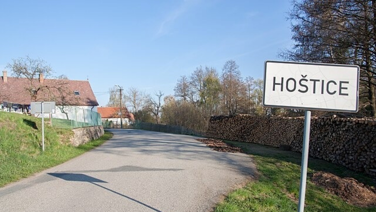 Jihočeská vesnička Hoštice je dnes známá především díky natáčení trilogie Slunce, seno