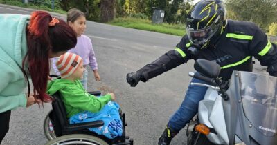 Fotografie z náhodného setkání motorkáře a malého Honzíka (†6)