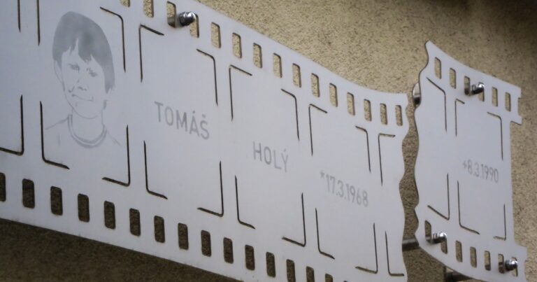 Fotografie pamětní desky Tomáše Holého