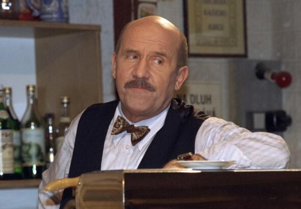 Fotografie ze seriálu Hospoda, na snímku je Petr Nárožný