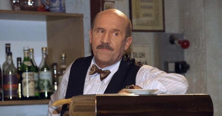 Fotografie ze seriálu Hospoda, na snímku je Petr Nárožný