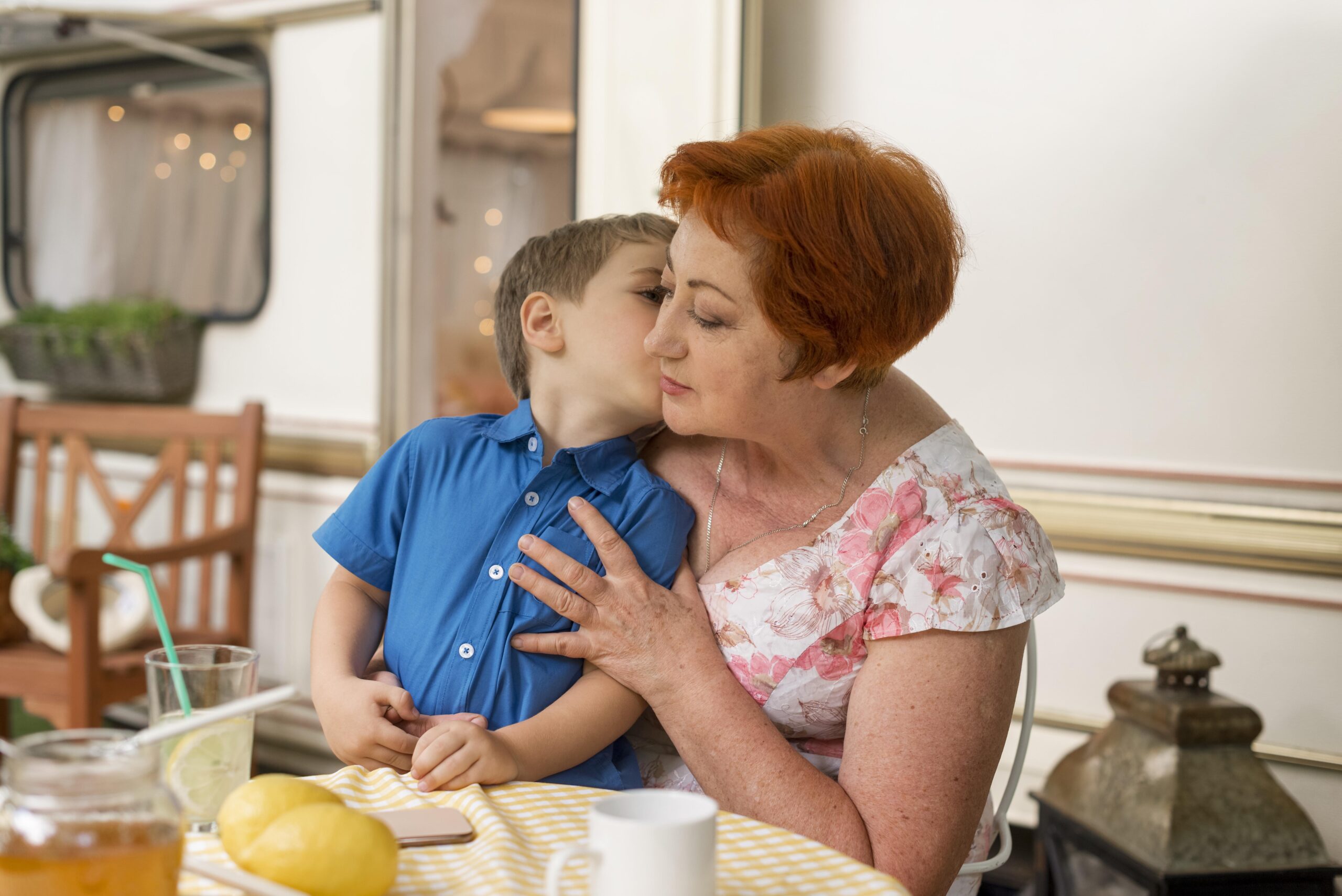 Fotografie starší ženy s jejím vnukem