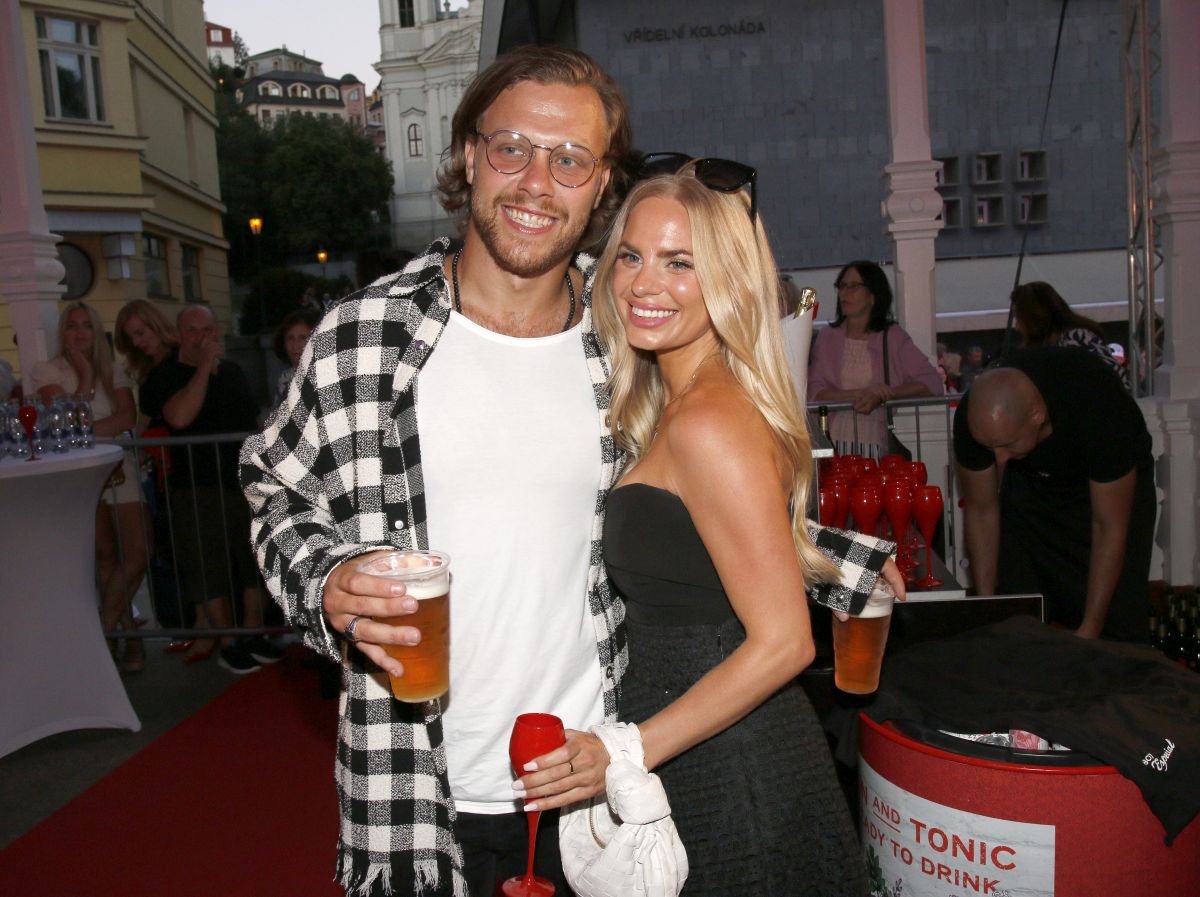 David Pastrňák a Rebecca Rohlsson, přehlídka Beaty Rajské na Dřevěné kolonádě v roce 2022