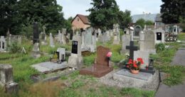 Fotografie hrobů na hřbitově