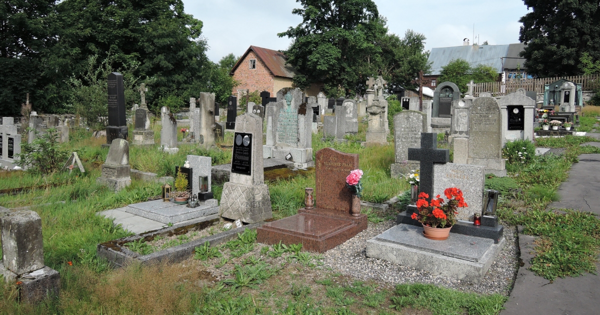 Fotografie hrobů na hřbitově