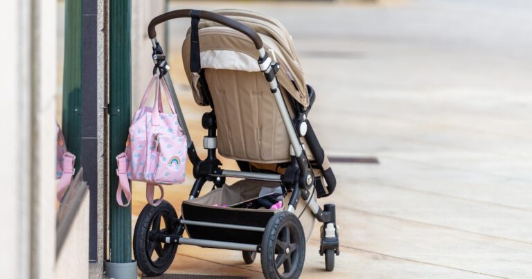 Fotografie kočárku na ulici