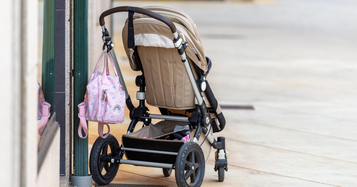 Fotografie kočárku na ulici