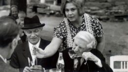 Fotografie z komedie Na samotě u lesa