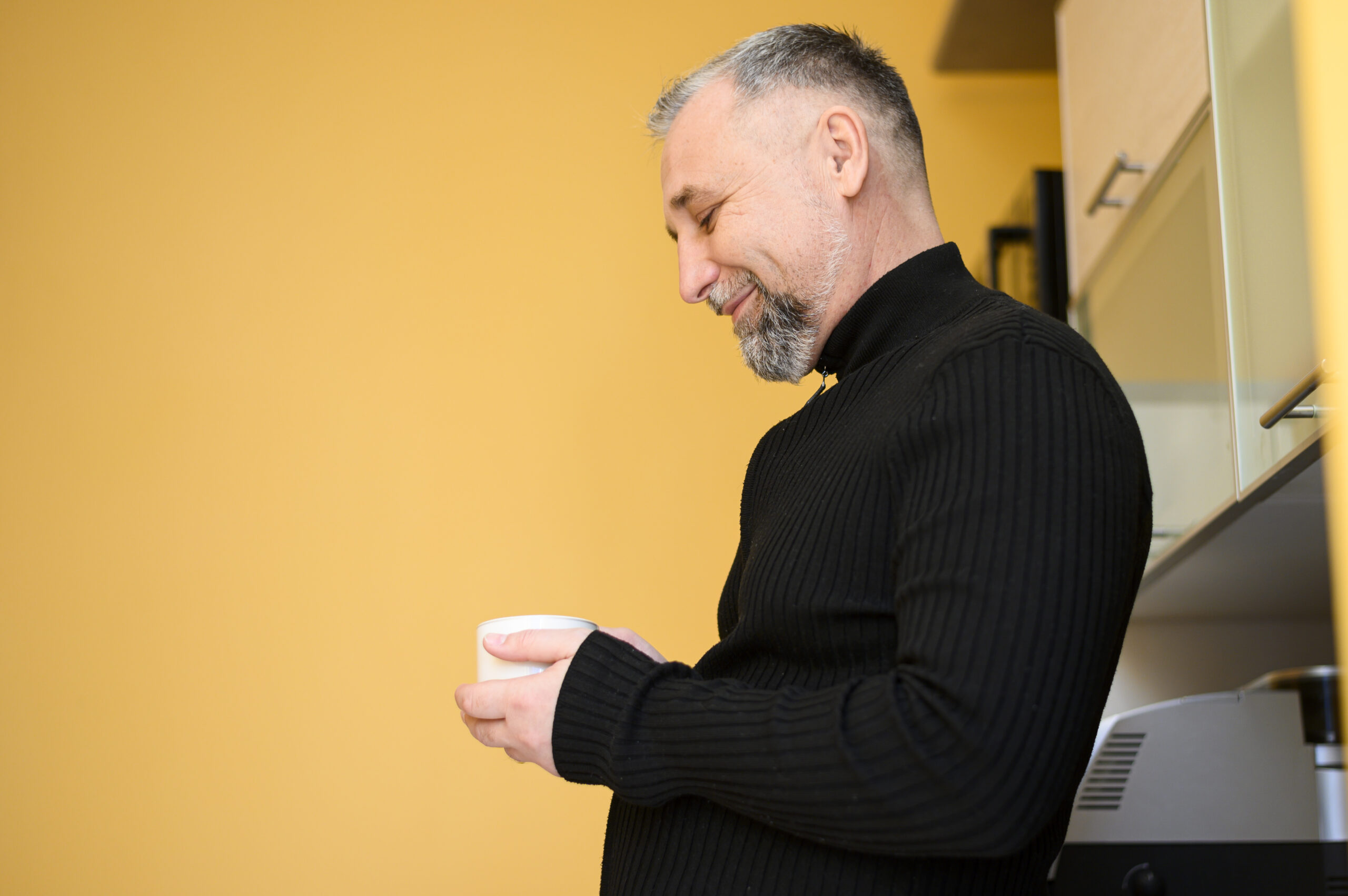 Fotografie staršího muže s úsměvem