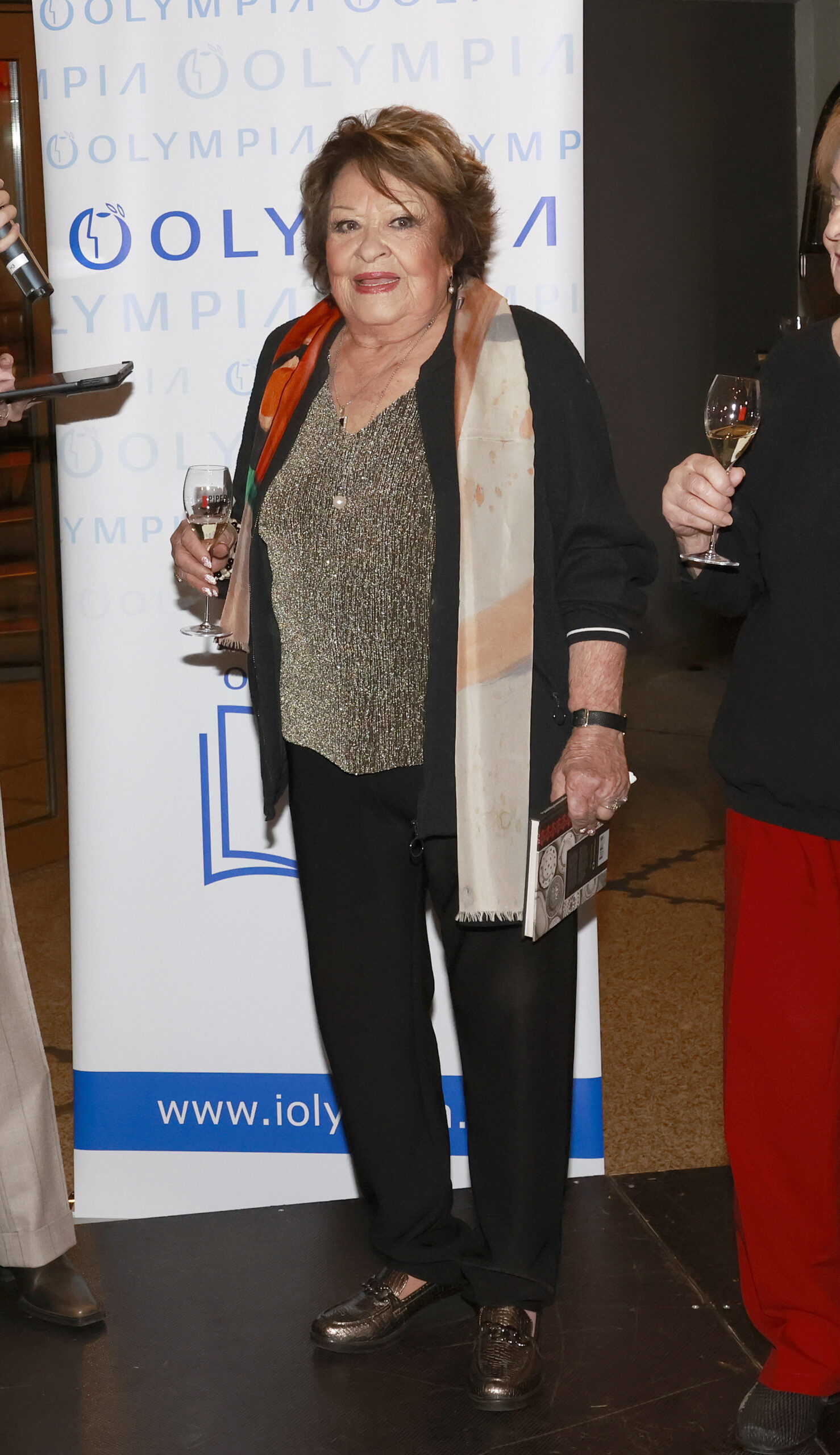 Fotografie Jiřiny Bohdalové na křtu její nové kuchařky