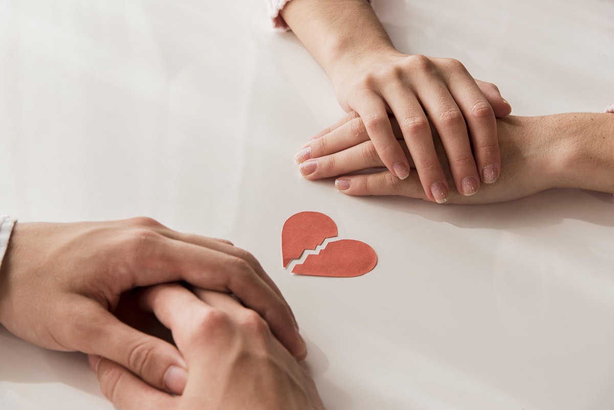 Fotografie rukou muže a ženy symbolizující konec vztahu