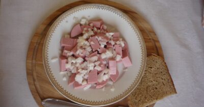 Fotografie salámu s pepřem, octem a cibulí