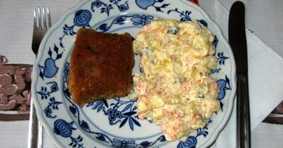 Fotografie smaženého kapra a bramborového salátu