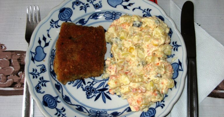 Fotografie smaženého kapra a bramborového salátu