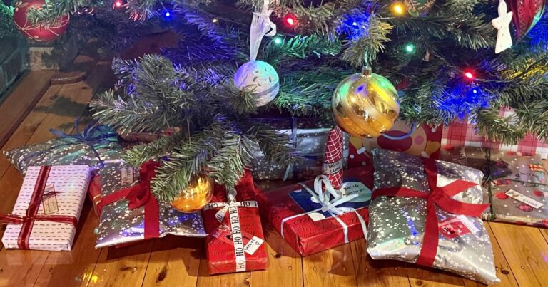 Fotografie vánočního stromečku s dárky