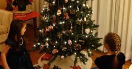 Fotografie dětí u vánočního stromečku