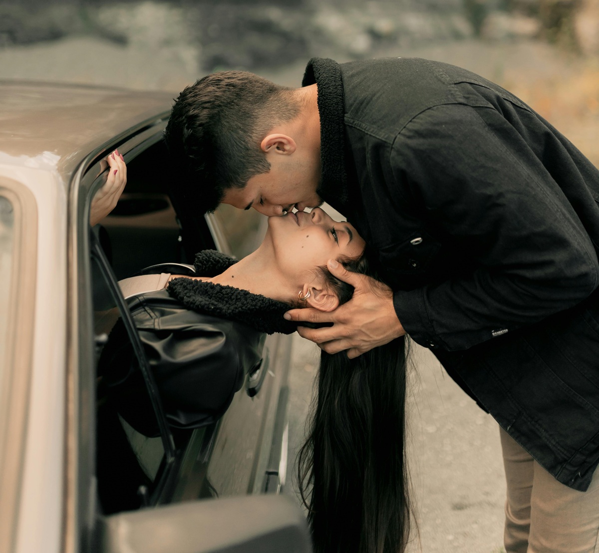 Fotografie ženy a muže při intimnostech v autě