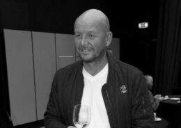 Fotografie herce Pavla Nečase na TK k muzikálu The Bodyguard