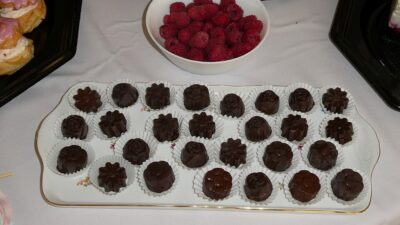 Fotografie čokoládové bonboniéry se zákusky