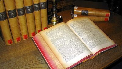 Fotografie knihy s latinskými slovy a výrazy