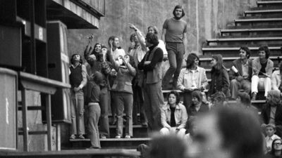 Fotografie lidí čekajících na koncert