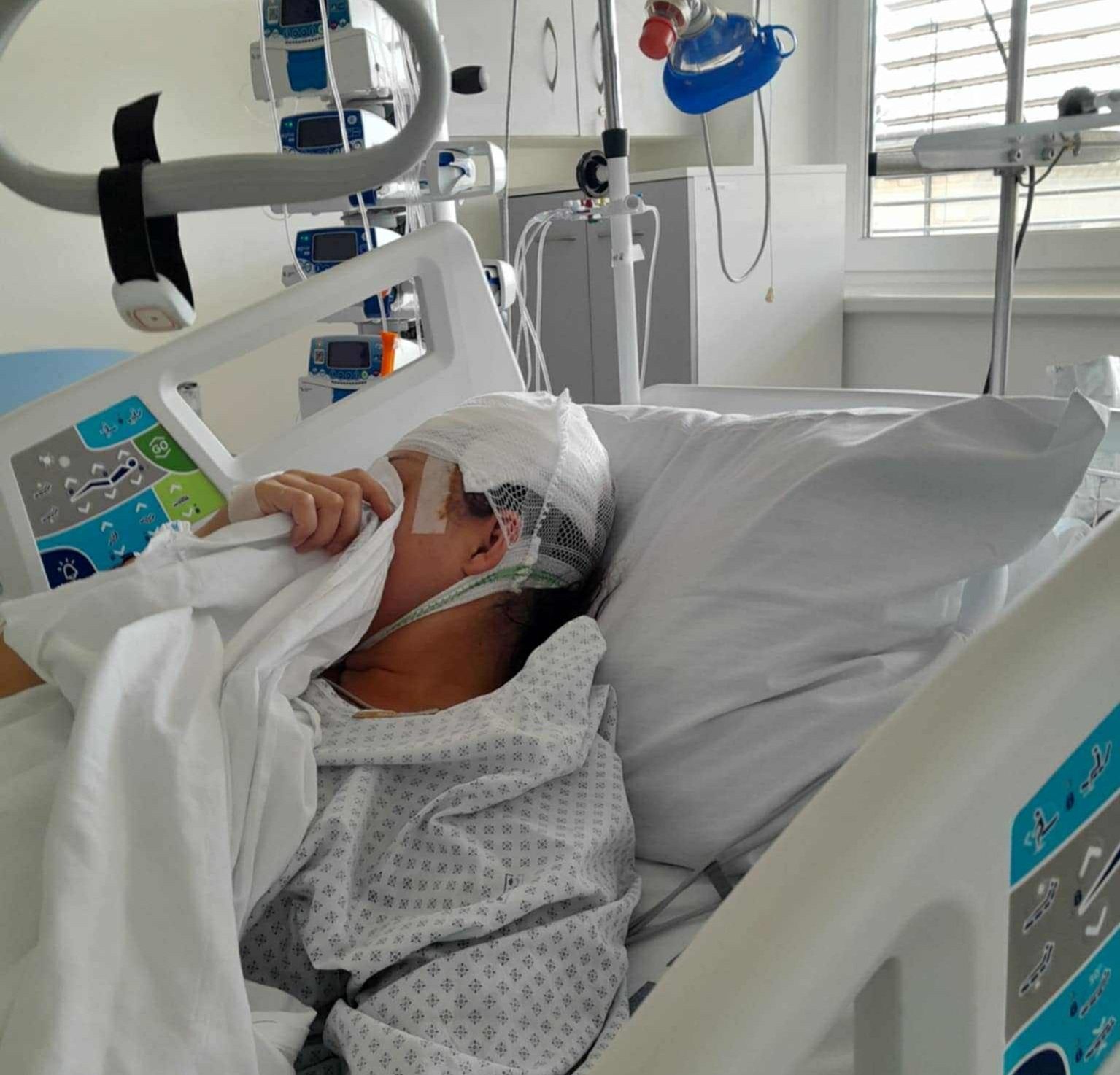 Fotografie maminky malé Vikinky v nemocnici