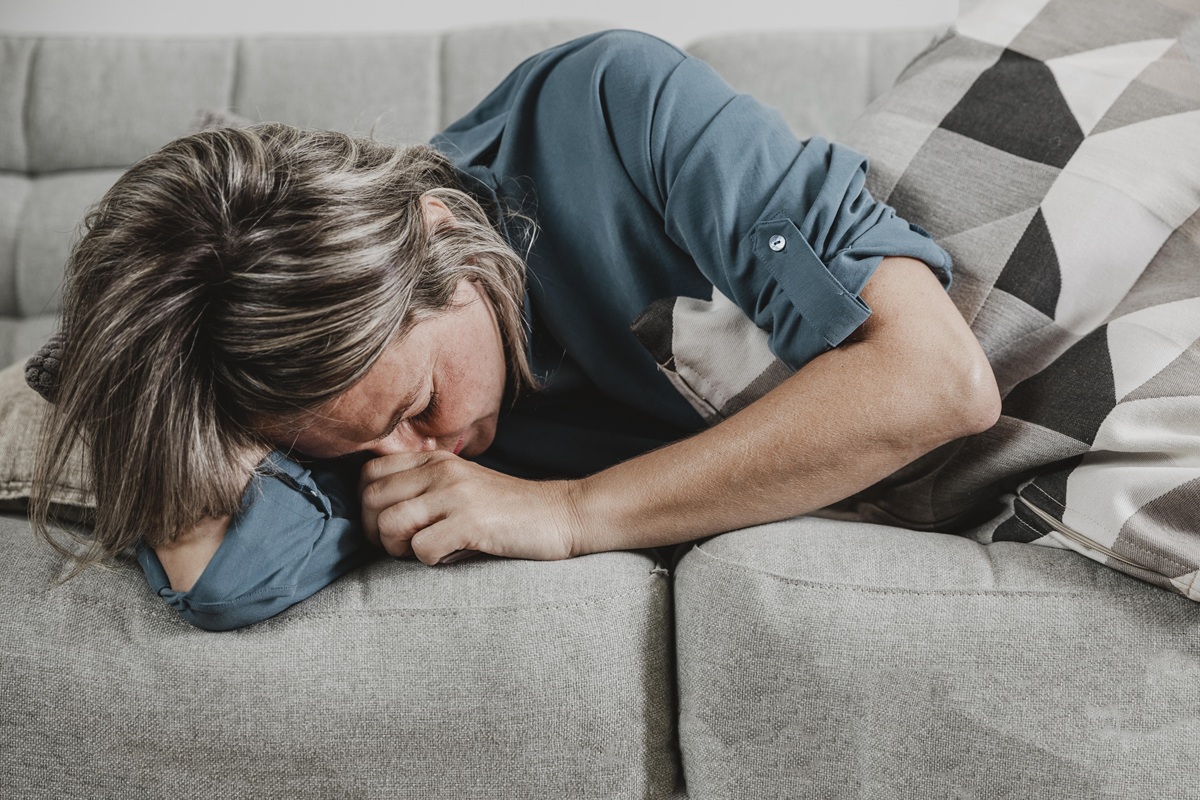 Fotografie mladé ženy, která pláče