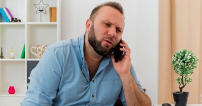 Fotografie muže na telefonu