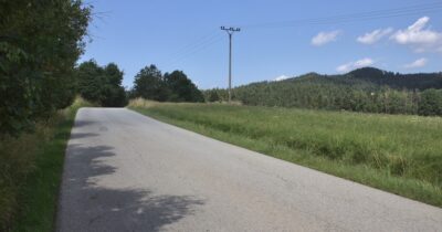 Fotografie silnice se škarpou