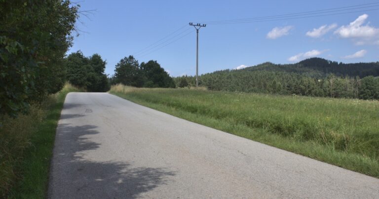 Fotografie silnice se škarpou