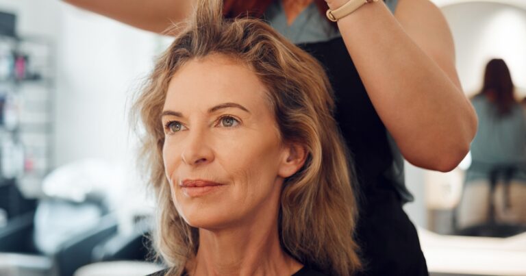 Fotografie starší ženy u kadeřnice