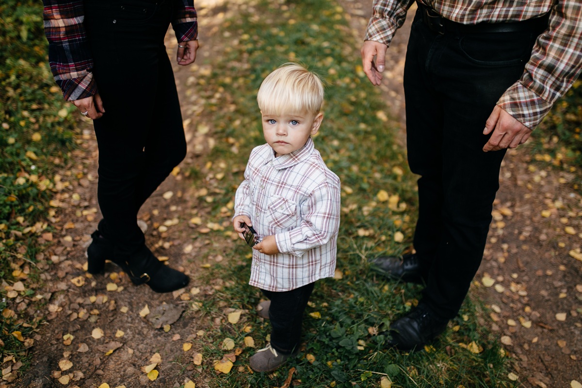 Fotografie malého chlapce mezi rodiči