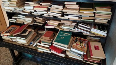 Fotografie sdílené knihovny v hale nádraží