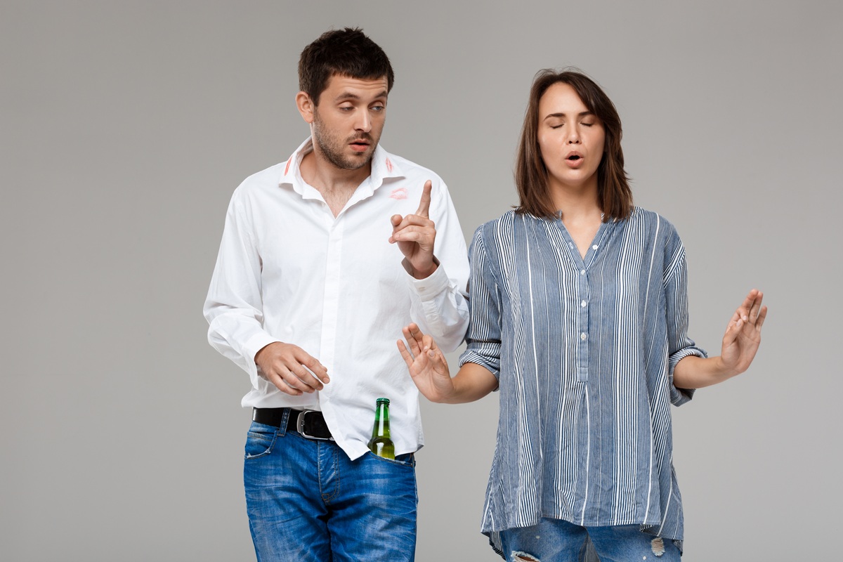 Fotografie mladé ženy hádající se s opilým manželem